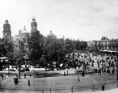 Instalación de vías para tranvías en el zócalo