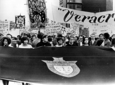 Estudiantes universitarios durante manifestación