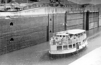 Barco en el canal de Panamá