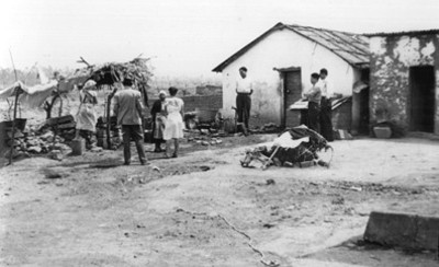 Hombres y mujeres en el patio de una vivienda