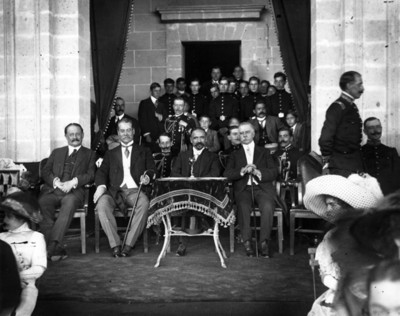 Francisco I. Madero, Francisco León de la Barra y otras personas presiden ceremonia en Chapultepec