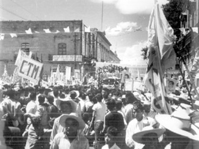 Adolfo López Mateos con mujeres a bordo de camión de redilas, durante su campaña electoral