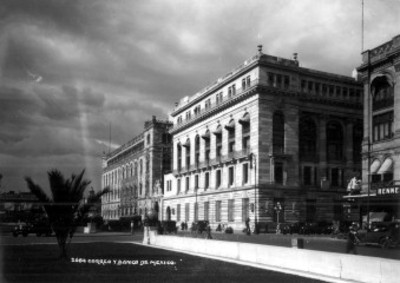 Edificios de "Correos y Banco de México" vista desde las calles Niño perdido y 5 de mayo