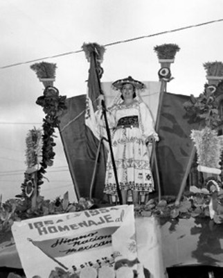 Mujer en carro alegórica representante de estado de la República, desfila durante centenario del Himno Nacional