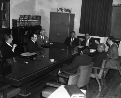 Hombres reunidos en sala de juntas