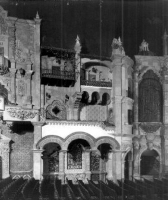 "Cine Alameda", decoración arquitectónica del interior que parece la fachada de una tipo colonial