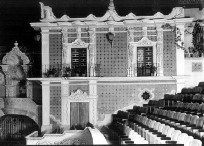 "Cine Alameda" decoración arquitectónica del interior, semejando la fachada de una habitación tipo colonial
