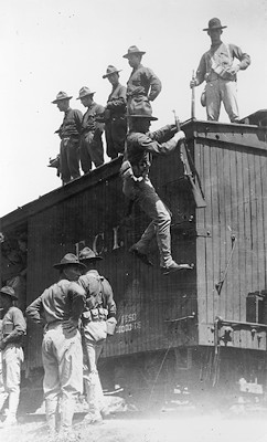 Soldaados norteamericanos suben a un vagón de ferrocarril