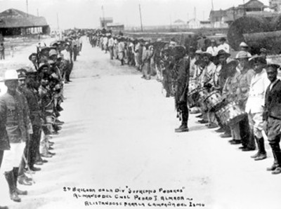 Segunda Brigada de la División "Supremos Poderes" formados en el puerto de Veracruz