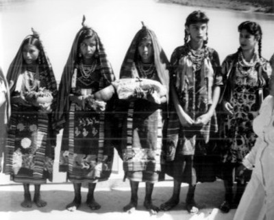Niñas con trajes indígenas durante festivla escolar