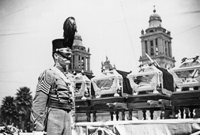 Cadete de West Point monta guardia ante urnas funerarias