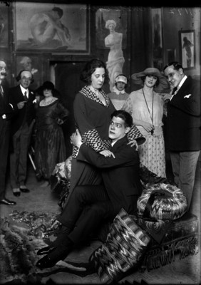 Leopoldo Ortin "Chato", actuando con otros actores durante una obra de comedia