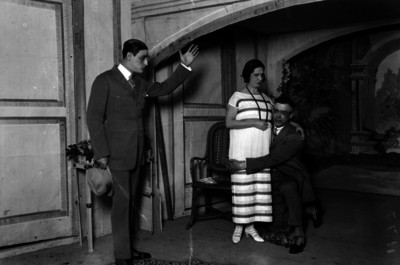 Leopoldo Ortin "Chato" actuando con otros actores en la presentación de una obra de comedia
