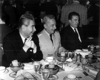 Funcionarios durante un banquete