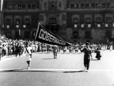 Contingente de la Secretaría de Gobernación desfila frente a Palacio Nacional