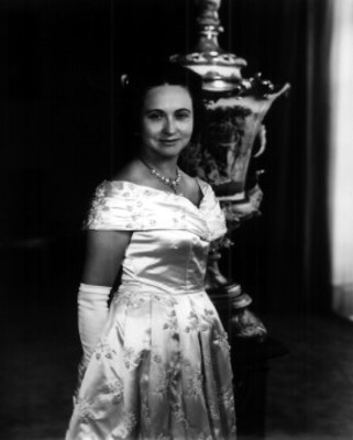Eva Sámano cercade jarrón, retrato