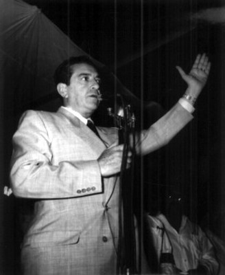 Dolfo López Mateos pronuncia discurso durante su gira electoral