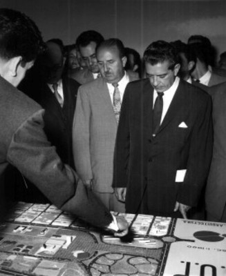 Adolfo López Mateos y comitiva, observan una maqueta