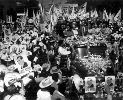 Adolfo López Mateos y mujeres a bordo de camión, durante su campaña