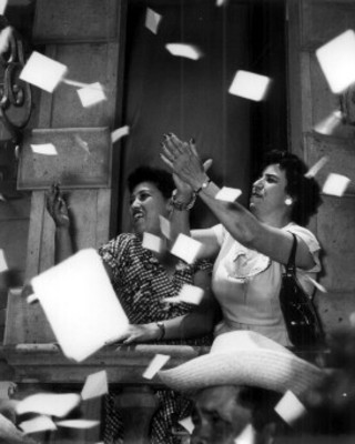 Mujeres aplauden en un balcón durante gira presidencial de Adolfo López Mateos por "Querétaro"