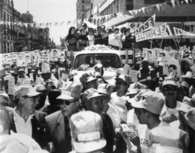 Adolfo López Mateos a bordo de camión de carga durante campaña electoral
