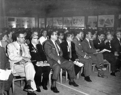 Asistentes a reunión económico-social