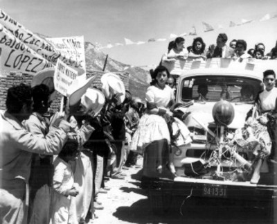 Adolfo López Mateos y comitiva a bordo de camión, durante su campaña electoral