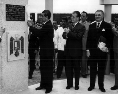 Adolfo López Mateos devela la placa inaugural de la "1ra planta de fertilizantes"