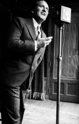Alfonso Ortiz Tirado interpretando una canción, ante micrófonos de la XEW