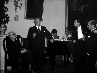 Alfonso ortiz Tirado cantando acompañado por el piano, durante un evento social