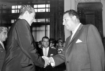 El presidente Adolfo López Mateos es felicitado por un un diplomático