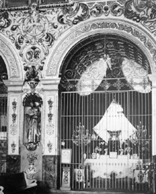 Iglesia de Santo Domingo, detalle del interior y vista de una capilla lateral