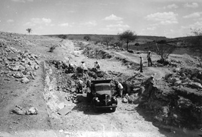 Excavación del canal de descarga del vertedor en la presa de Mexticacán
