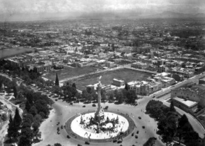 Ceremonia en el monumento a la Independencia, vista aérea