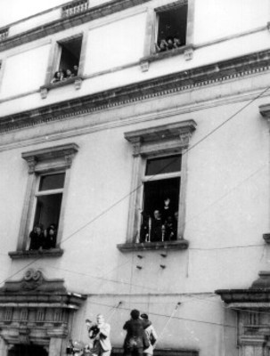 Gustavo Díaz Ordaz saluda al pueblo desde una ventana
