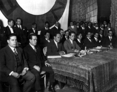 Hombres presiden acto político