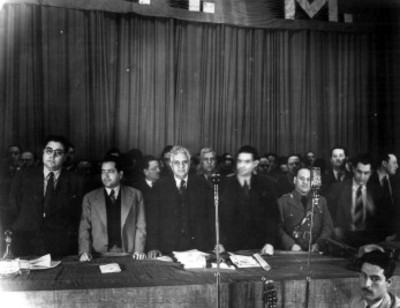 Políticos presiden acto en un auditorio