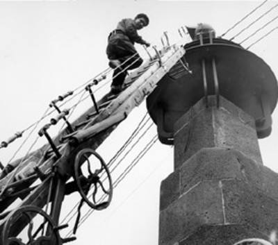 Hombre baja de una columna del Monumento a la Revolución