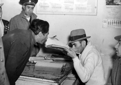 Agente de Ministerio Público revisa documentos
