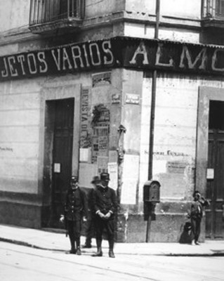 Policias vigilan en la esquina de una calle