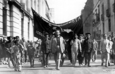 Diego Rivera preside los funerales de Julio Mella