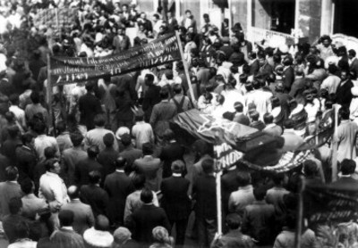 Comunistas transladan el feretro de Julio Antonio Mella