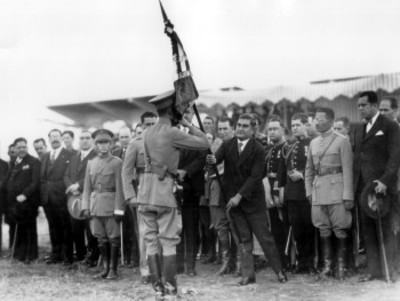 Emilio Portes Gil durante la ceremonia de entrega de banderas al Ejército Nacional en Balbuena ba