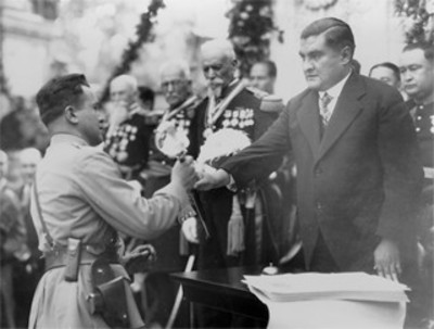 Emilio Portes Gil entrega espada a nuevo oficial del colegio Militar