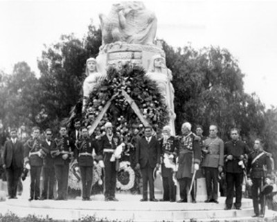 Emilio Portes Gil, veteranos de guerra y militares montan guardia ante un monumento