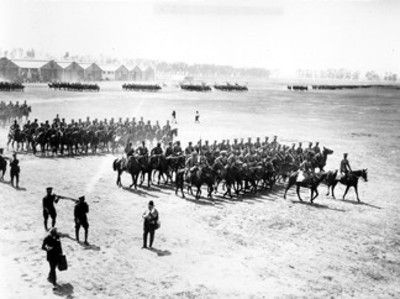 Militares a caballo durante ceremonia en los campos de Balbuena
