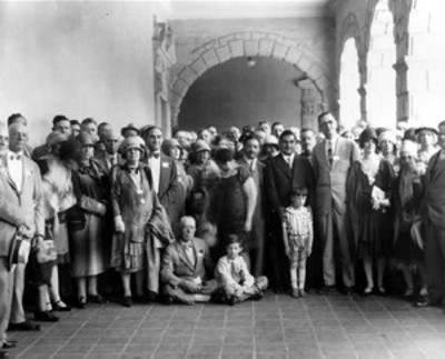 Emilio Portes Gil y gente en un pasillo, retrato de grupo