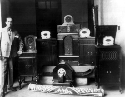 Hombre en exhibición de radios, retrato