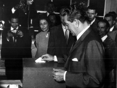 Adolfo López Mateos, candidato presidencial, emite su voto