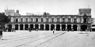 Edificio público con portales, fachada